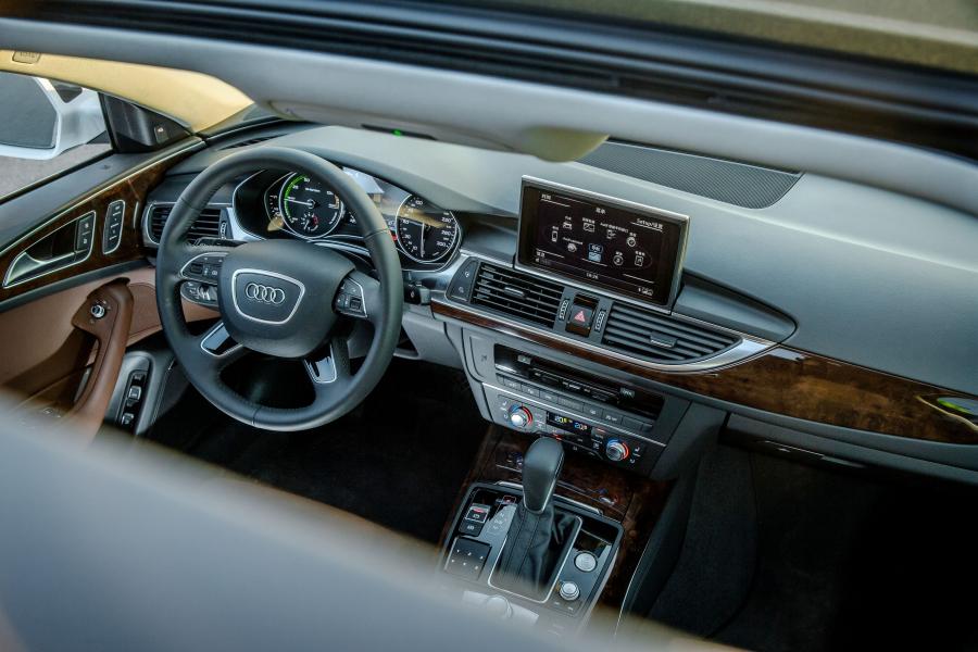 Торпедо Audi A6 L 40 e-tron (4G, C7) 2016 года  (фото 19 из 32)